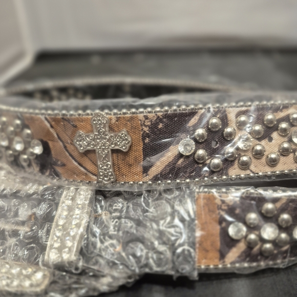 New With Tags Ladies Western Camo Rhinestone Cross Emblem Belt Size Medium main image 5